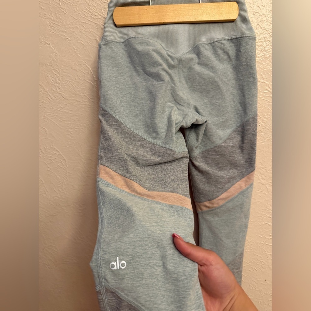 ALO Yoga  Leggings - Picture 5 of 7